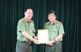 Thiếu tướng Trương Giang Long nhận quyết định nghỉ hưu