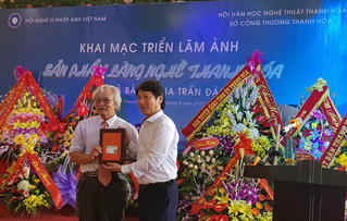 Nghệ sĩ nhiếp ảnh Trần Đàm được phong tặng tước hiệu Nghệ sĩ nhiếp ảnh quốc tế