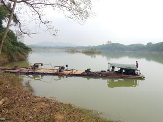 Bờ sông sạt lở, dân sống trong lo âu