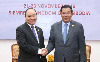 Thủ tướng Nguyễn Xuân Phúc hội đàm với Thủ tướng Campuchia Hun Sen