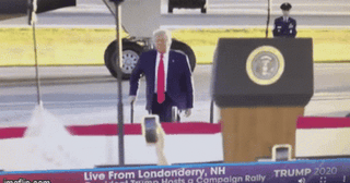 Ông Trump vướng tin đồn sức khỏe sau dáng đi loạng choạng