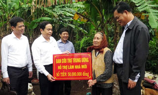 Chăm lo để mọi người dân đều được vui Xuân đón Tết