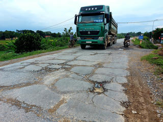 ‘Vỡ vụn’ một tỉnh lộ
