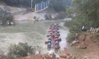 Vụ lật bè 3 người mất tích: Đoàn người vượt biên trái phép