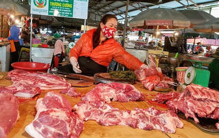 Vẫn còn rào cản, giá thịt lợn khó giảm