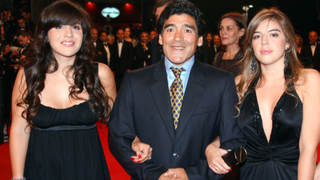 16 người thân tranh giành tài sản thừa kế của Maradona