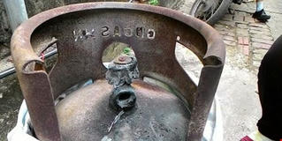 Thi thể đen kịt của nam thanh niên ôm bình gas 12 kg châm lửa