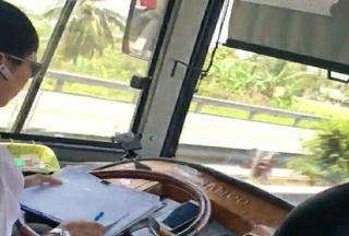 Đình chỉ tài xế vừa lái xe ô tô vừa ghi chép trên đường
