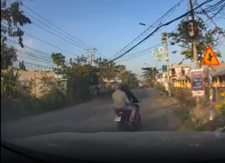 Liều lĩnh giật điện thoại của tài xế ôtô, 2 tên cướp bị đâm ngã 