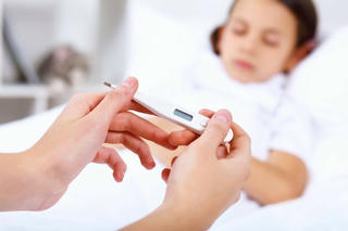 Cách xử lý trẻ bị sốt tại nhà an toàn trong thời gian giãn cách