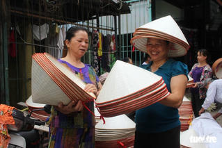 Phiên chợ nón làng Chuông: 'bán chạy khắp nơi, mua ngồi 1 chỗ'