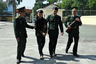 Vượt biên sang Trung Quốc đưa ma túy đá về nội địa