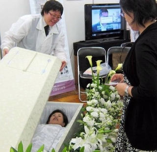 Dùng thử quan tài và dịch vụ mai táng trước khi chết