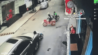 Nghi nhầm chân ga, ôtô tông ngã 3 trẻ nhỏ