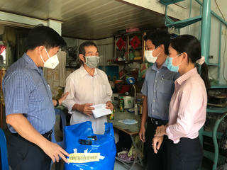 Mặt trận đến thăm, động viên các chốt trực của khu vực phong tỏa vì dịch Covid-19