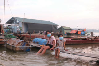 Trẻ em ở 'xóm phao' ven sông Hồng: Mong mỏi ngày quay trở lại trường