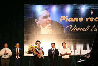 Nghệ sĩ piano Hungary biểu diễn tại Khánh Hòa