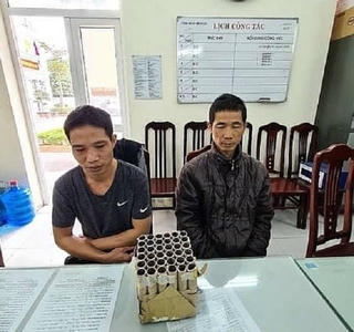Hà Nội: Xử phạt 3,5 triệu 2 anh em đốt pháo hoa nổ