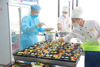 Bữa cơm đủ đầy bên trong khách sạn phải đóng cửa vì dịch