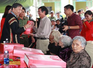 Hơn 362 tỷ đồng quà Tết tặng người có công