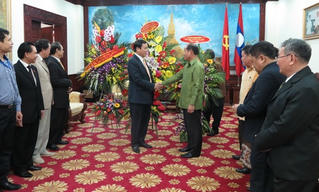 Phó Chủ tịch - Tổng thư ký Vũ Trọng Kim chúc tết Đại sứ quán Lào