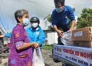 Bạc Liêu: Tình người lan toả trên 'Chuyến xe nghĩa tình…'