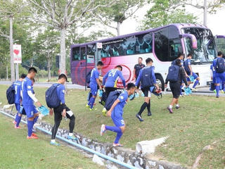 Thầy trò huấn luyện viên Hữu Thắng gặp nhiều khó khăn ở Malaysia