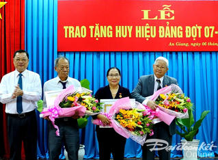 Trao tặng, truy tặng 166 huy hiệu Đảng cho đảng viên