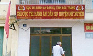 Khởi tố nguyên Chi cục trưởng chi cục thi hành án huyện Mỹ Xuyên