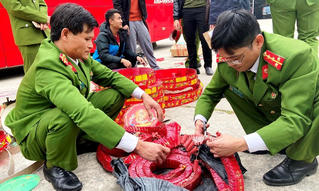 Tài xế xe khách tá hỏa khi phát hiện 4 thùng các tông khách gửi toàn... pháo
