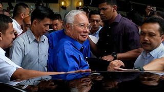 Cảnh sát Malaysia khám nhà cựu thủ tướng, tịch thu đồ