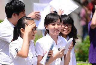 Thí sinh nộp hồ sơ và 'hóng'