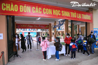 [ẢNH]Hà Nội: Học sinh lớp 1 lần đầu tiên được đến trường