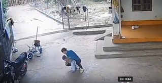 [VIDEO] Mẹ phản ứng nhanh cứu con nhỏ khỏi 'tử thần' khiến dân mạng thán phục