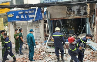 Tường rung chuyển, đổ sập sau tiếng nổ kinh hoàng lúc sáng sớm