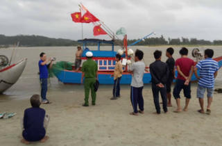 Sóng lớn lật ghe, hai vợ chồng chết thảm