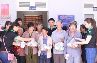 Hội CTĐ Bình Dương: Thăm, khám bệnh và cấp thuốc miễn phí cho người nghèo huyện Bình Tân
