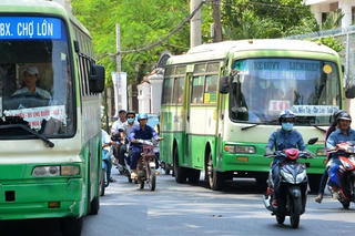 Xe buýt tụt dốc