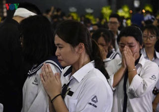 Hàng trăm học sinh, nhà giáo viếng PGS Văn Như Cương