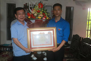 Chủ tịch tỉnh Nam Định về gia đình thanh niên nhảy cầu cứu người trao Bằng khen của Thủ tướng