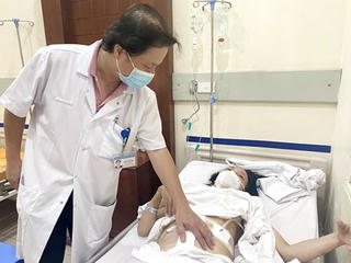 Mổ cấp cứu nữ bệnh nhân 57 tuổi bị chiếc tăm đâm thủng ruột