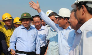 Phó Thủ tướng Nguyễn Xuân Phúc kiểm tra xây dựng cầu Ghềnh