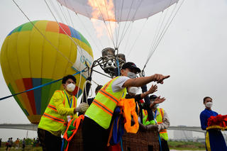 Người dân thích thú với những trải nghiệm bay trên khinh khí cầu