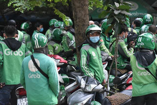 ‘Cày tối mặt’ để nuôi Grab