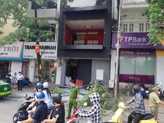 Hà Nội: Nổ bình gas tại phố Kim Mã, khung kính rơi trúng xe taxi