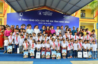Vinamilk và Quỹ sữa Vươn cao Việt Nam năm 2016 trao tặng sữa cho 40 nghìn trẻ em ở 40 tỉnh thành trên cả nước