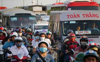 ẢNH: “Biển người” đổ về các thành phố lớn