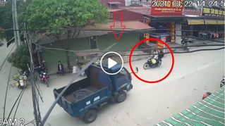 [VIDEO] : Nam thanh niên nhập viện vì bị thanh sắt từ xe tải đâm vào người