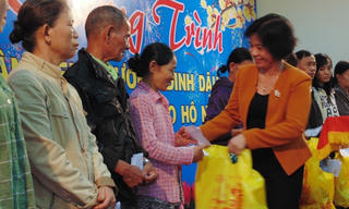Hỗ trợ cho người nghèo 12.219 suất quà với số tiền hơn 5,7 tỷ đồng
