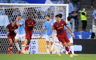 Mourinho nhận thẻ vàng, AS Roma thua kịch tính Lazio vì người cũ